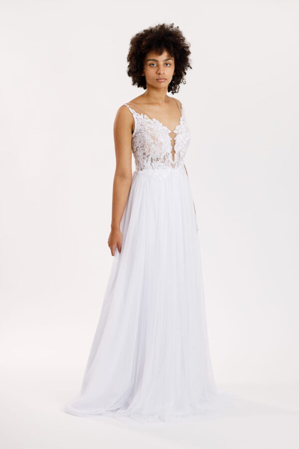 Suknia ślubna SERENA z głębokim bogato zdobionym dekoltem szyta na miarę